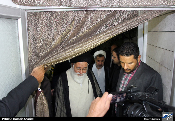 گزارش تصویری | دیدار آیت الله علم الهدی با خانواده مرحوم محسن حاجی حسنی کارگر از جانباختگان فاجعه ی منا | عکس : حسین شریعت / شهرآرا