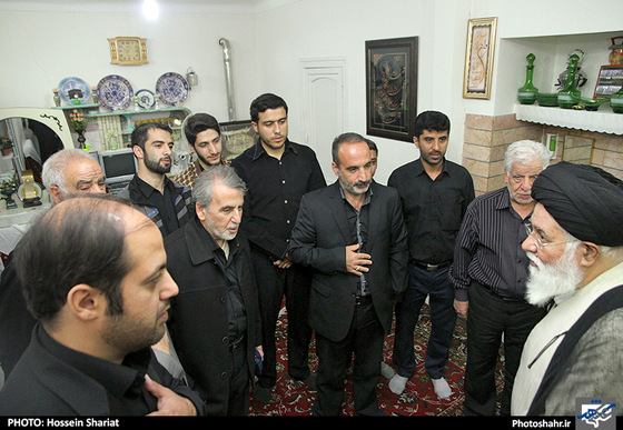 گزارش تصویری | دیدار آیت الله علم الهدی با خانواده مرحوم محسن حاجی حسنی کارگر از جانباختگان فاجعه ی منا | عکس : حسین شریعت / شهرآرا