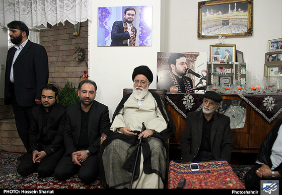 گزارش تصویری | دیدار آیت الله علم الهدی با خانواده مرحوم محسن حاجی حسنی کارگر از جانباختگان فاجعه ی منا | عکس : حسین شریعت / شهرآرا