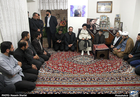 گزارش تصویری | دیدار آیت الله علم الهدی با خانواده مرحوم محسن حاجی حسنی کارگر از جانباختگان فاجعه ی منا | عکس : حسین شریعت / شهرآرا