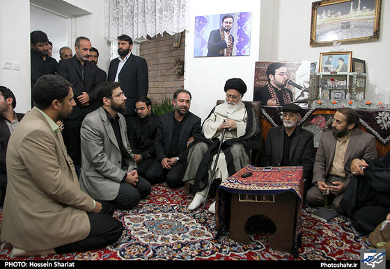 گزارش تصویری | دیدار آیت الله علم الهدی با خانواده مرحوم محسن حاجی حسنی کارگر از جانباختگان فاجعه ی منا | عکس : حسین شریعت / شهرآرا