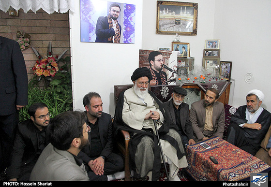 گزارش تصویری | دیدار آیت الله علم الهدی با خانواده مرحوم محسن حاجی حسنی کارگر از جانباختگان فاجعه ی منا | عکس : حسین شریعت / شهرآرا
