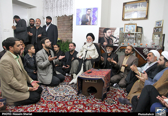 گزارش تصویری | دیدار آیت الله علم الهدی با خانواده مرحوم محسن حاجی حسنی کارگر از جانباختگان فاجعه ی منا | عکس : حسین شریعت / شهرآرا