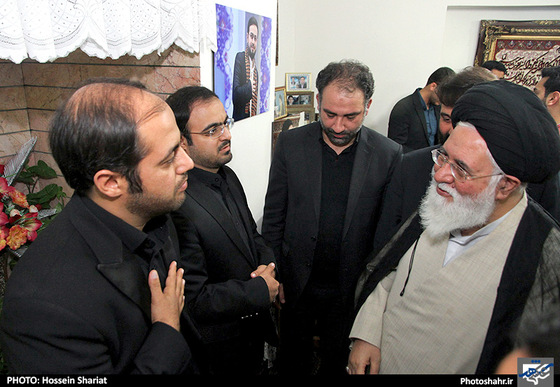 گزارش تصویری | دیدار آیت الله علم الهدی با خانواده مرحوم محسن حاجی حسنی کارگر از جانباختگان فاجعه ی منا | عکس : حسین شریعت / شهرآرا