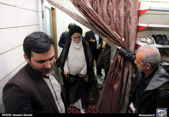 گزارش تصویری | دیدار آیت الله علم الهدی با خانواده مرحوم محسن حاجی حسنی کارگر از جانباختگان فاجعه ی منا | عکس : حسین شریعت / شهرآرا