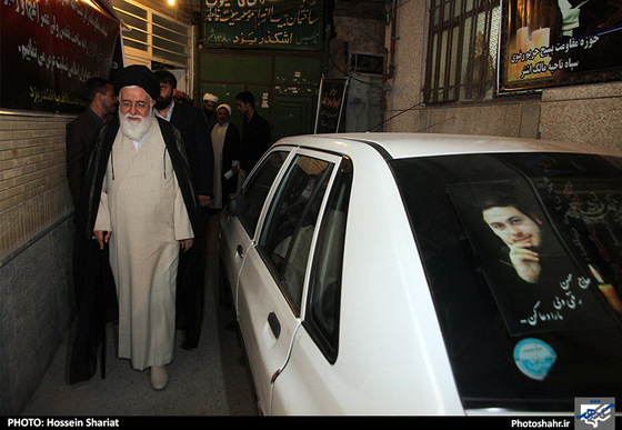 گزارش تصویری | دیدار آیت الله علم الهدی با خانواده مرحوم محسن حاجی حسنی کارگر از جانباختگان فاجعه ی منا | عکس : حسین شریعت / شهرآرا