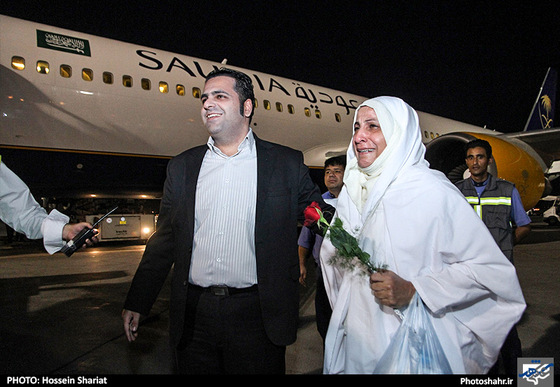 گزارش تصویری | بازگشت اولین گروه حجاج مشهدی از سفر حج | عکس:حسین شریعت/ شهرآرا
