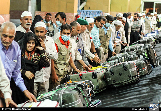 گزارش تصویری | بازگشت اولین گروه حجاج مشهدی از سفر حج | عکس:حسین شریعت/ شهرآرا