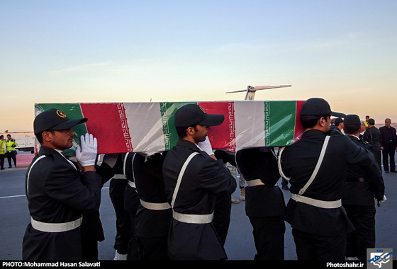 گزارش تصویری | استقبال از پیکر شهید مدافع حرم سردار قاجاریان و رضایی در فرودگاه مشهد | عکس : محمد حسن صلواتی /شهرآرا