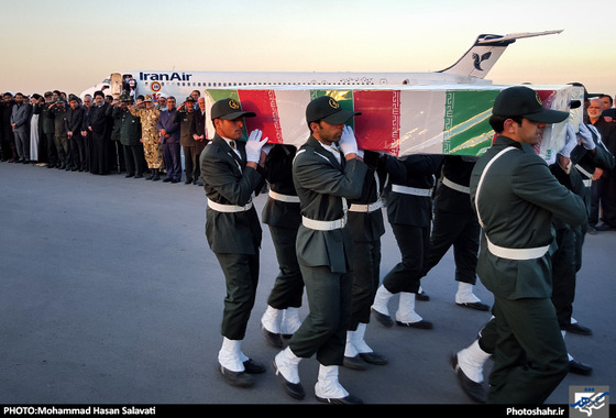 گزارش تصویری | استقبال از پیکر شهید مدافع حرم سردار قاجاریان و رضایی در فرودگاه مشهد | عکس : محمد حسن صلواتی /شهرآرا