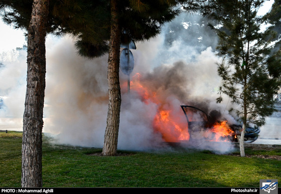 گزارش تصویری | حریق خودروی پژو 206 در بزرگراه کلانتری عکس : محمد عقیلی /شهرآرا