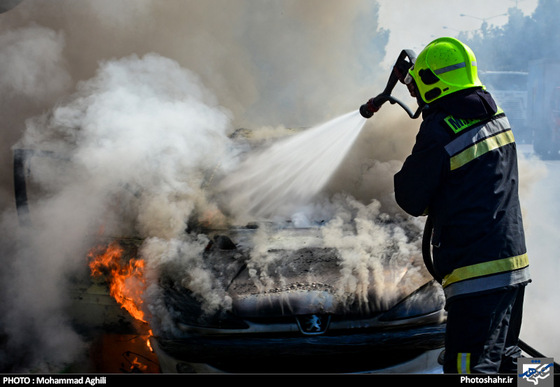 گزارش تصویری | حریق خودروی پژو 206 در بزرگراه کلانتری عکس : محمد عقیلی /شهرآرا