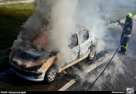 گزارش تصویری | حریق خودروی پژو 206 در بزرگراه کلانتری عکس : محمد عقیلی /شهرآرا