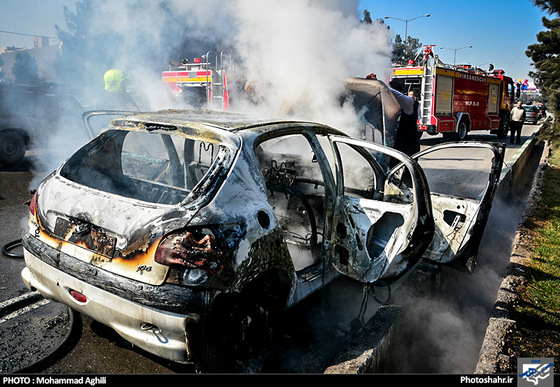 گزارش تصویری | حریق خودروی پژو 206 در بزرگراه کلانتری عکس : محمد عقیلی /شهرآرا