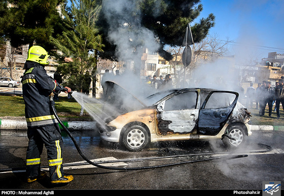 گزارش تصویری | حریق خودروی پژو 206 در بزرگراه کلانتری عکس : محمد عقیلی /شهرآرا