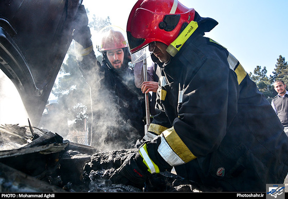 گزارش تصویری | حریق خودروی پژو 206 در بزرگراه کلانتری عکس : محمد عقیلی /شهرآرا