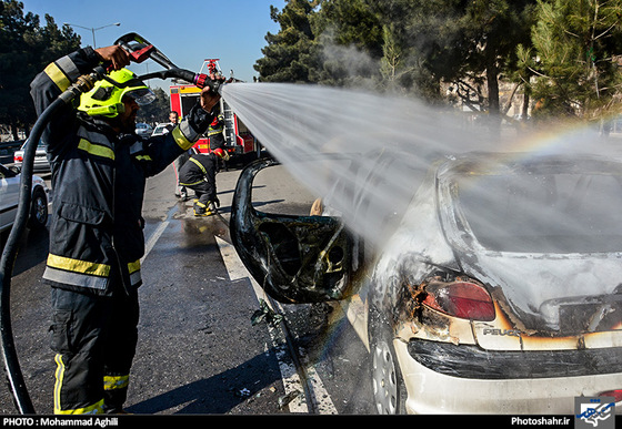 گزارش تصویری | حریق خودروی پژو 206 در بزرگراه کلانتری عکس : محمد عقیلی /شهرآرا