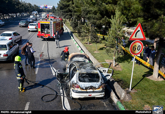 گزارش تصویری | حریق خودروی پژو 206 در بزرگراه کلانتری عکس : محمد عقیلی /شهرآرا