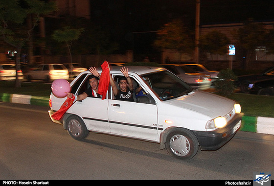 گزارش تصویری | شادی هواداران پرسپولیس بعد از دربی پایتخت در مشهد | عکس : حسین شریعت /شهرآرا