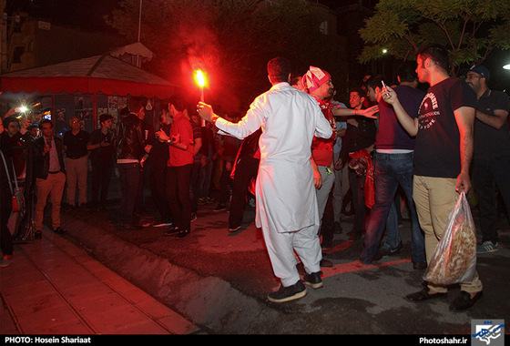 گزارش تصویری | شادی هواداران پرسپولیس بعد از دربی پایتخت در مشهد | عکس : حسین شریعت /شهرآرا