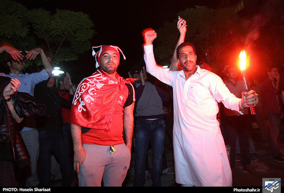 گزارش تصویری | شادی هواداران پرسپولیس بعد از دربی پایتخت در مشهد | عکس : حسین شریعت /شهرآرا
