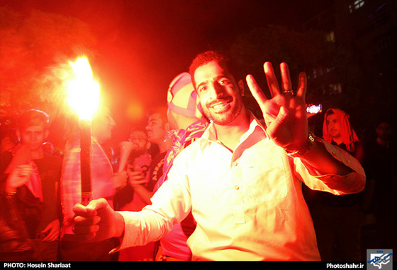 گزارش تصویری | شادی هواداران پرسپولیس بعد از دربی پایتخت در مشهد | عکس : حسین شریعت /شهرآرا