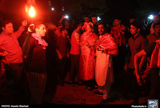 گزارش تصویری | شادی هواداران پرسپولیس بعد از دربی پایتخت در مشهد | عکس : حسین شریعت /شهرآرا
