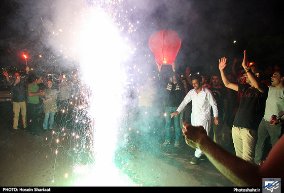 گزارش تصویری | شادی هواداران پرسپولیس بعد از دربی پایتخت در مشهد | عکس : حسین شریعت /شهرآرا