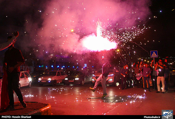 گزارش تصویری | شادی هواداران پرسپولیس بعد از دربی پایتخت در مشهد | عکس : حسین شریعت /شهرآرا