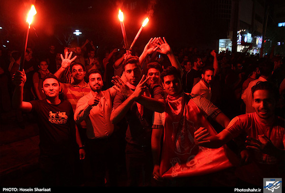 گزارش تصویری | شادی هواداران پرسپولیس بعد از دربی پایتخت در مشهد | عکس : حسین شریعت /شهرآرا