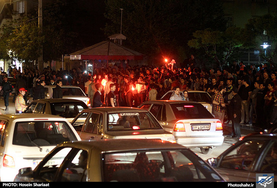 گزارش تصویری | شادی هواداران پرسپولیس بعد از دربی پایتخت در مشهد | عکس : حسین شریعت /شهرآرا