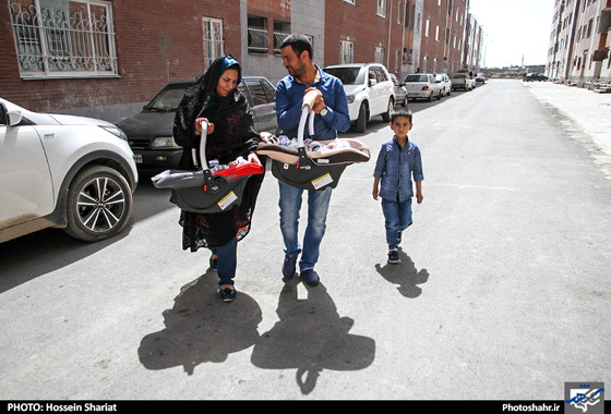 گزارش تصویری | اهدای یک واحد مسکن مهر به خانواده 5 قلوهای مشهدی | عکاس : حسین شریعت /شهرآرا