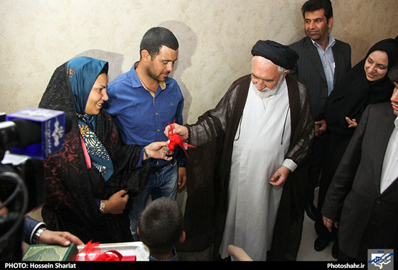 گزارش تصویری | اهدای یک واحد مسکن مهر به خانواده 5 قلوهای مشهدی | عکاس : حسین شریعت /شهرآرا