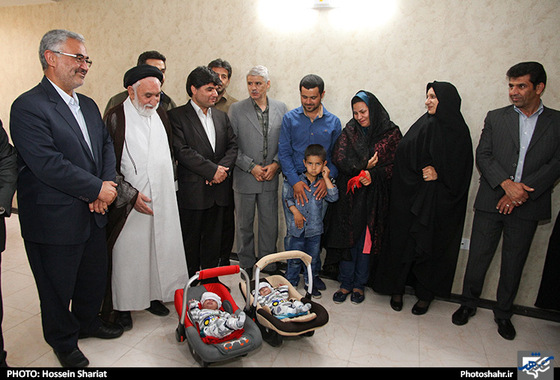 گزارش تصویری | اهدای یک واحد مسکن مهر به خانواده 5 قلوهای مشهدی | عکاس : حسین شریعت /شهرآرا