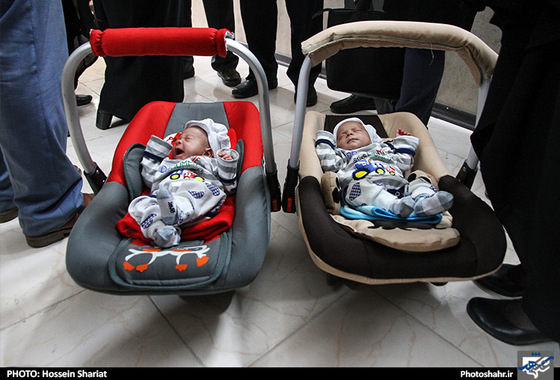 گزارش تصویری | اهدای یک واحد مسکن مهر به خانواده 5 قلوهای مشهدی | عکاس : حسین شریعت /شهرآرا