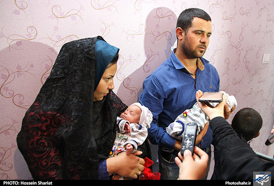 گزارش تصویری | اهدای یک واحد مسکن مهر به خانواده 5 قلوهای مشهدی | عکاس : حسین شریعت /شهرآرا