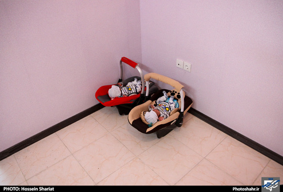 گزارش تصویری | اهدای یک واحد مسکن مهر به خانواده 5 قلوهای مشهدی | عکاس : حسین شریعت /شهرآرا