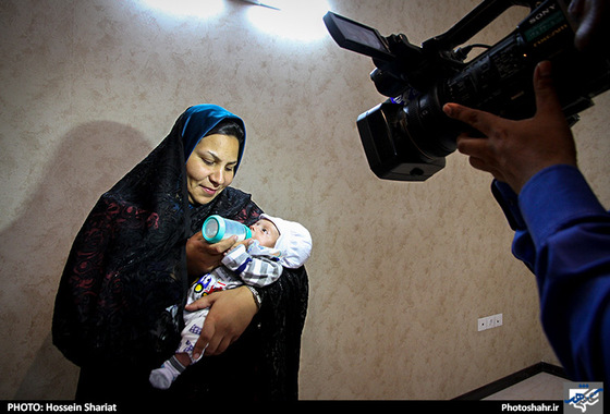 گزارش تصویری | اهدای یک واحد مسکن مهر به خانواده 5 قلوهای مشهدی | عکاس : حسین شریعت /شهرآرا