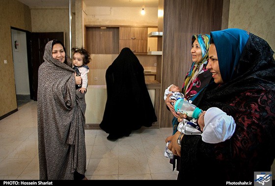 گزارش تصویری | اهدای یک واحد مسکن مهر به خانواده 5 قلوهای مشهدی | عکاس : حسین شریعت /شهرآرا