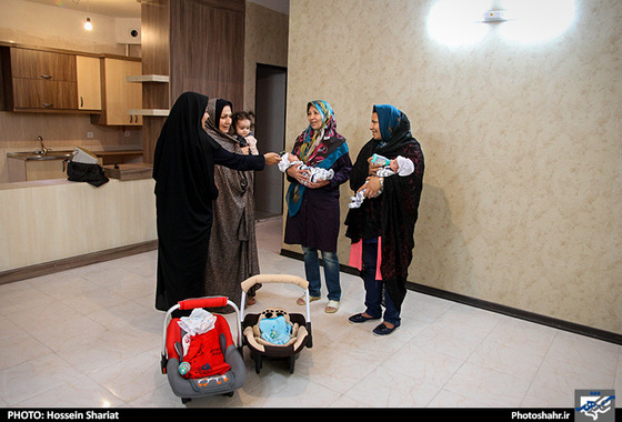 گزارش تصویری | اهدای یک واحد مسکن مهر به خانواده 5 قلوهای مشهدی | عکاس : حسین شریعت /شهرآرا