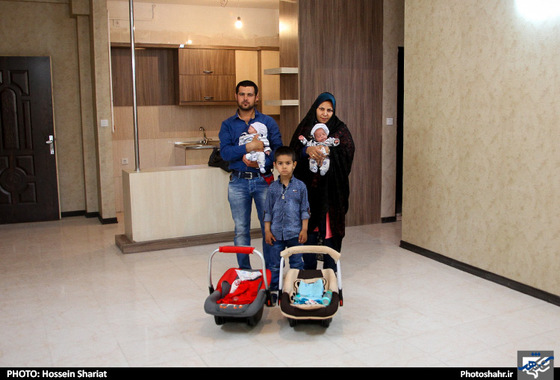 گزارش تصویری | اهدای یک واحد مسکن مهر به خانواده 5 قلوهای مشهدی | عکاس : حسین شریعت /شهرآرا