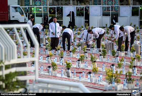 گزارش تصویری | ضیافت افطار در حرم امام رضا علیه السلام | عکاس : محمد حسن صلواتی | شهرآرا