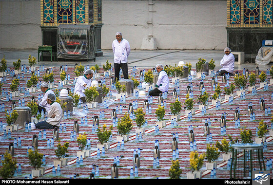 گزارش تصویری | ضیافت افطار در حرم امام رضا علیه السلام | عکاس : محمد حسن صلواتی | شهرآرا