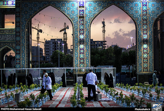 گزارش تصویری | ضیافت افطار در حرم امام رضا علیه السلام | عکاس : محمد حسن صلواتی | شهرآرا