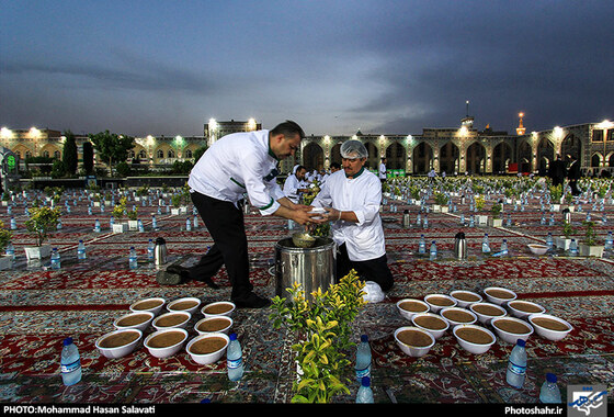 گزارش تصویری | ضیافت افطار در حرم امام رضا علیه السلام | عکاس : محمد حسن صلواتی | شهرآرا