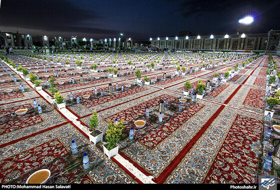 گزارش تصویری | ضیافت افطار در حرم امام رضا علیه السلام | عکاس : محمد حسن صلواتی | شهرآرا