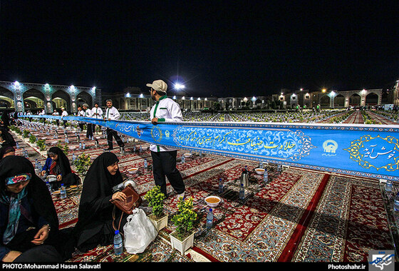 گزارش تصویری | ضیافت افطار در حرم امام رضا علیه السلام | عکاس : محمد حسن صلواتی | شهرآرا