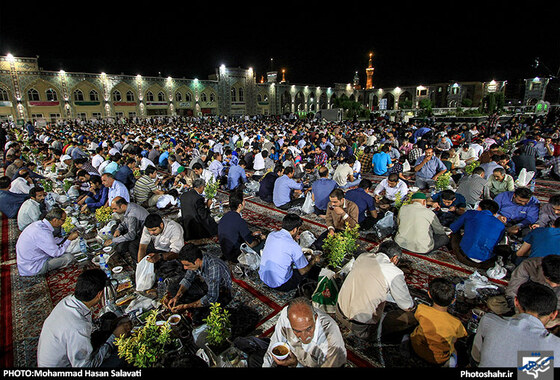 گزارش تصویری | ضیافت افطار در حرم امام رضا علیه السلام | عکاس : محمد حسن صلواتی | شهرآرا