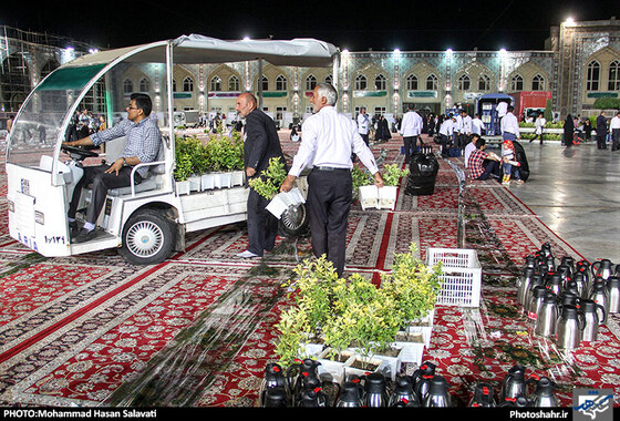 گزارش تصویری | ضیافت افطار در حرم امام رضا علیه السلام | عکاس : محمد حسن صلواتی | شهرآرا