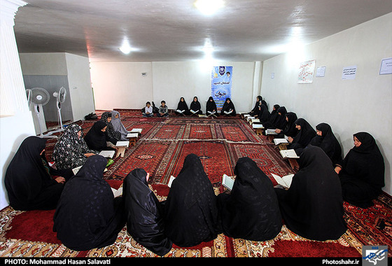 خانم امیدوار هر روز در قسمت خواهران مسجد جلسات تفسیر و قرائت قرآن را برگزار می کند.